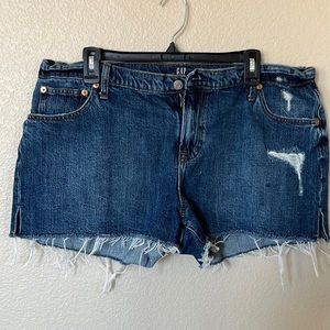 Gap distress Jean short  sz 33
